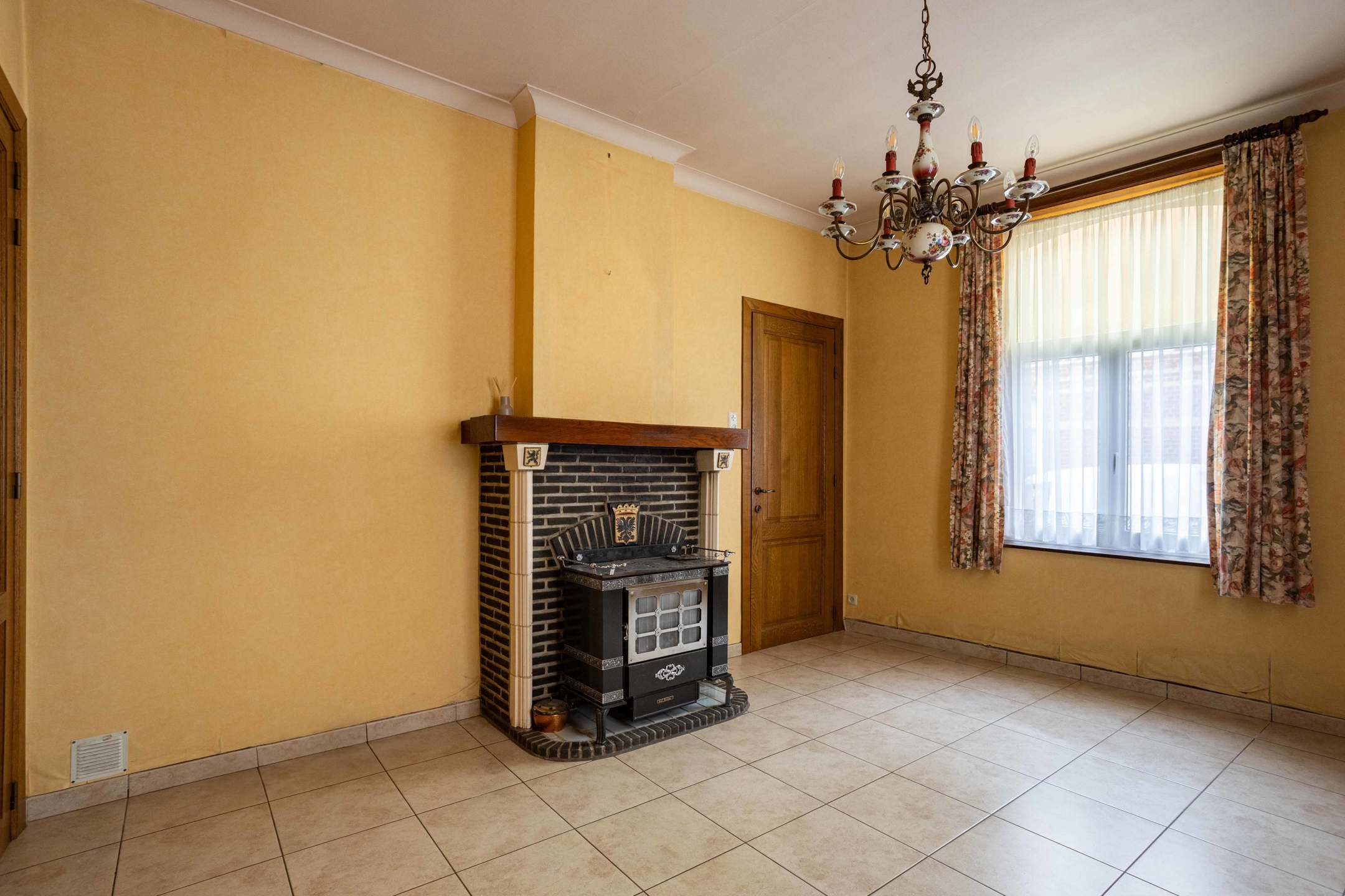  Verassend ruime, te renoveren woning in Ronse foto 7