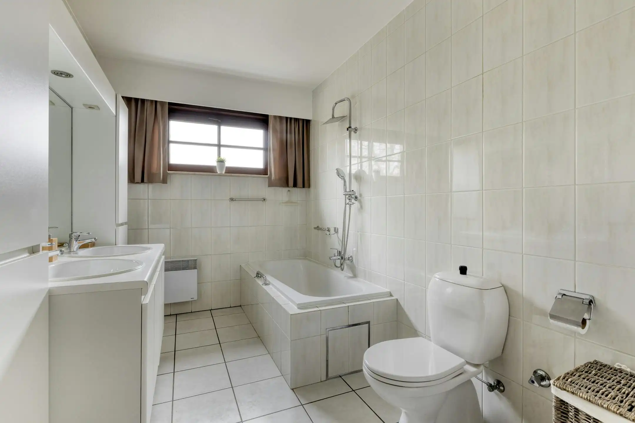 Verzorgde goed gelegen bungalow met grote garage en zolder foto 12