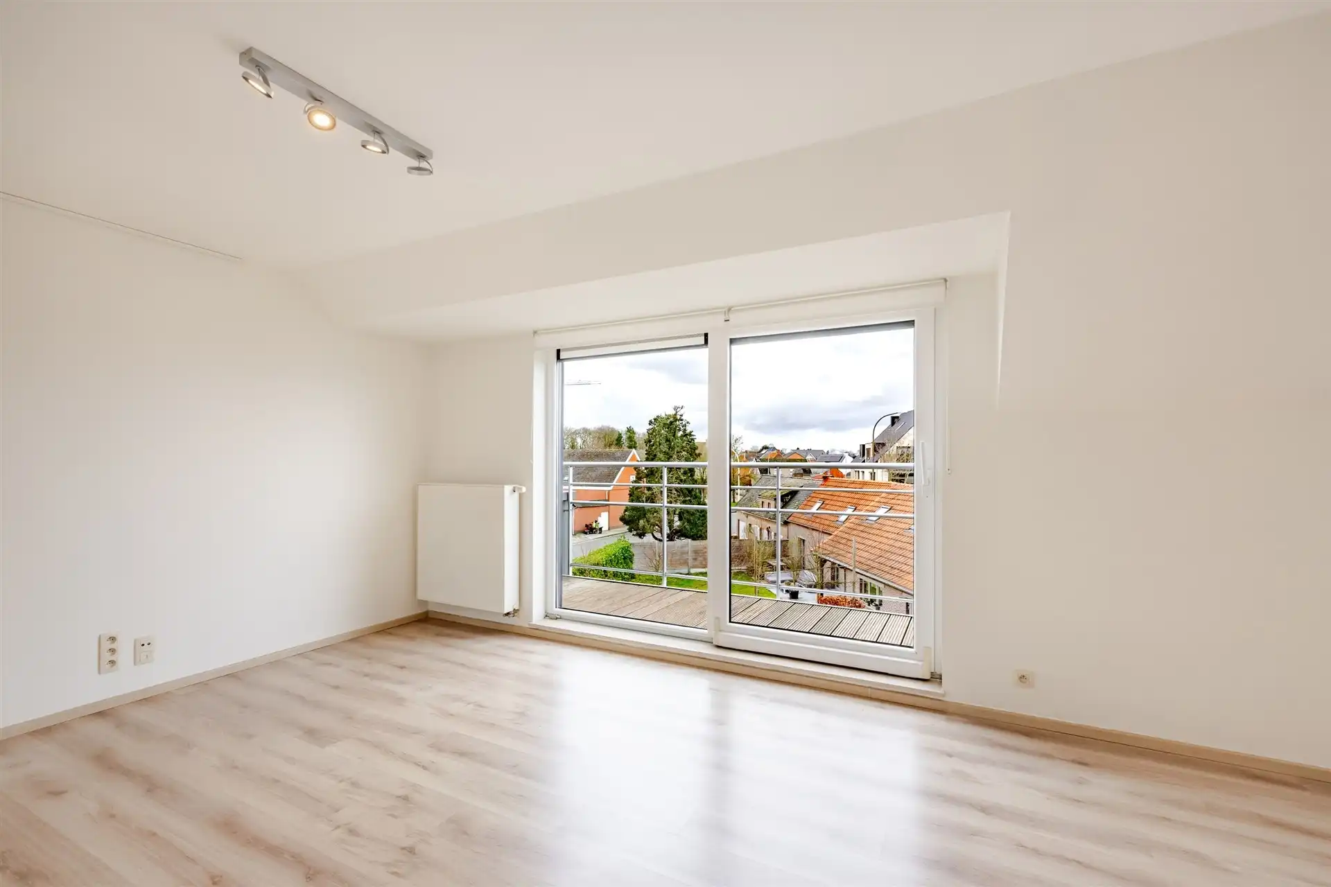 Instapklaar appartement met garagebox, centrum Laarne! foto 11