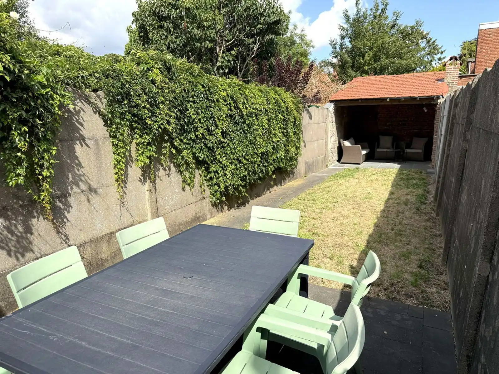 Recent gerenoveerd en volledig gemeubeld rijhuis met tuin te huur foto 2