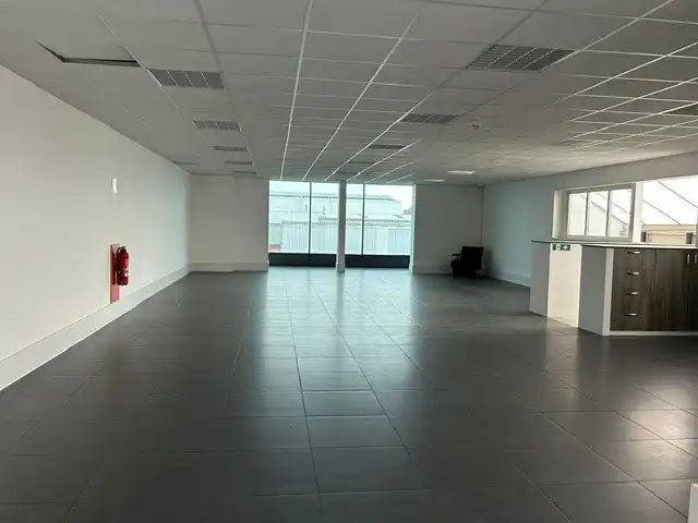 BEDRIJFSPAND MET SHOWROOM EN KANTOREN foto 17