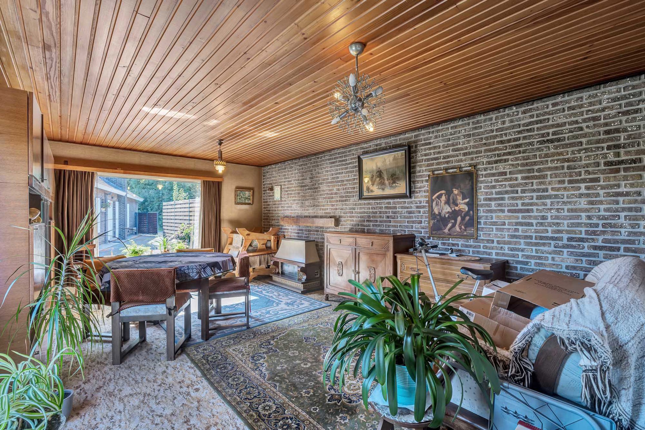 Te renoveren bungalow met aparte woonunit op topligging foto 2