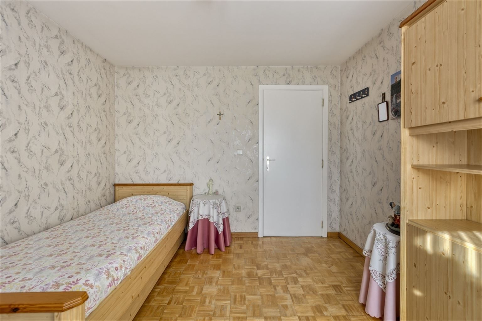 Ruime gezinswoning voorzien van 5 slaapkamers, garage, kelder en tuin nabij het centrum van Neeroeteren. Tevens mogelijkheden voor het uitoefenen van een vrij beroep, praktijkruimte, kapsalon, etc.  foto 18