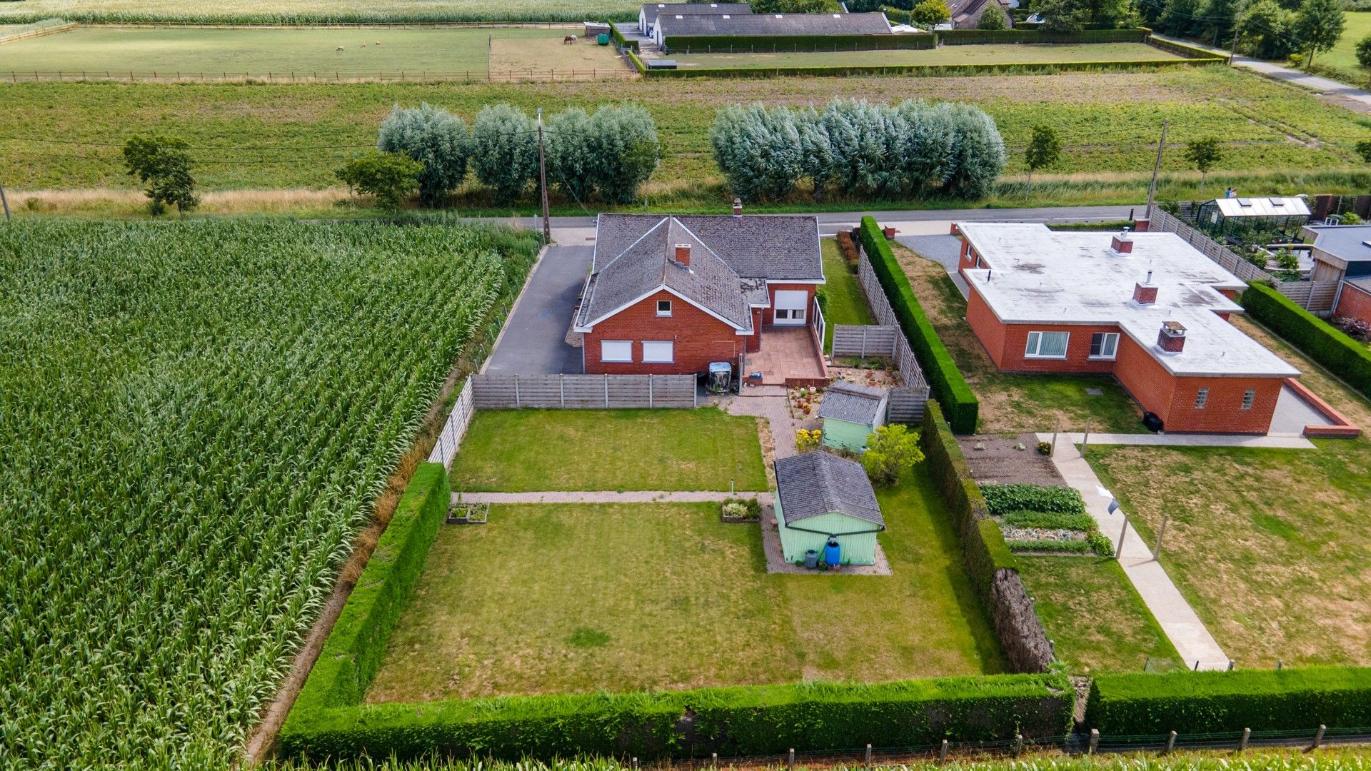 Te renoveren bungalow op ruim perceel foto 2