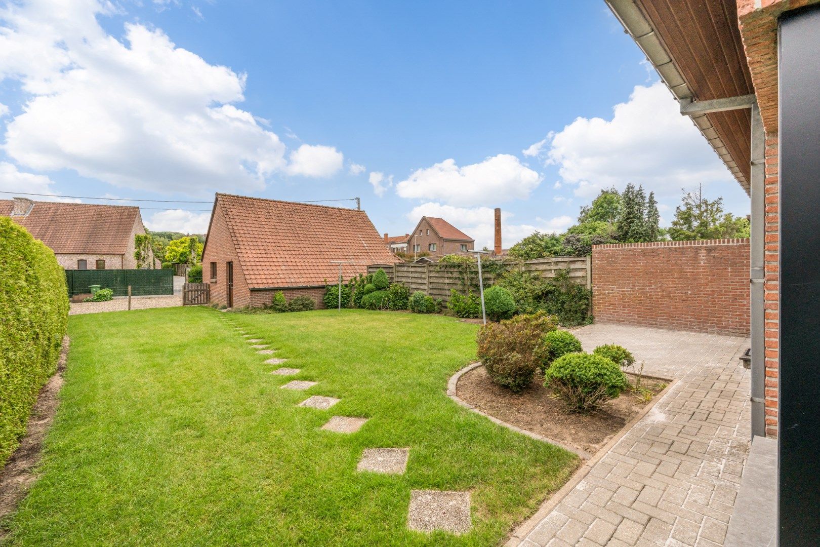 Comfortabel gebouw, onderverdeeld in een gelijkvloers appartement en een woning (210 + 210A), op een perceel van 9a60 met diverse mogelijkheden (kangoeroewoning foto 34