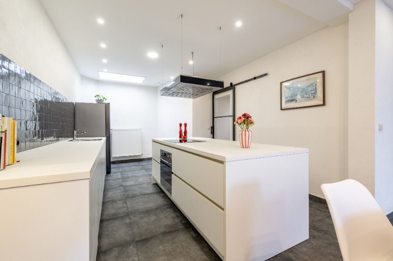 Recent gerenoveerde woning met ruime garage foto 4