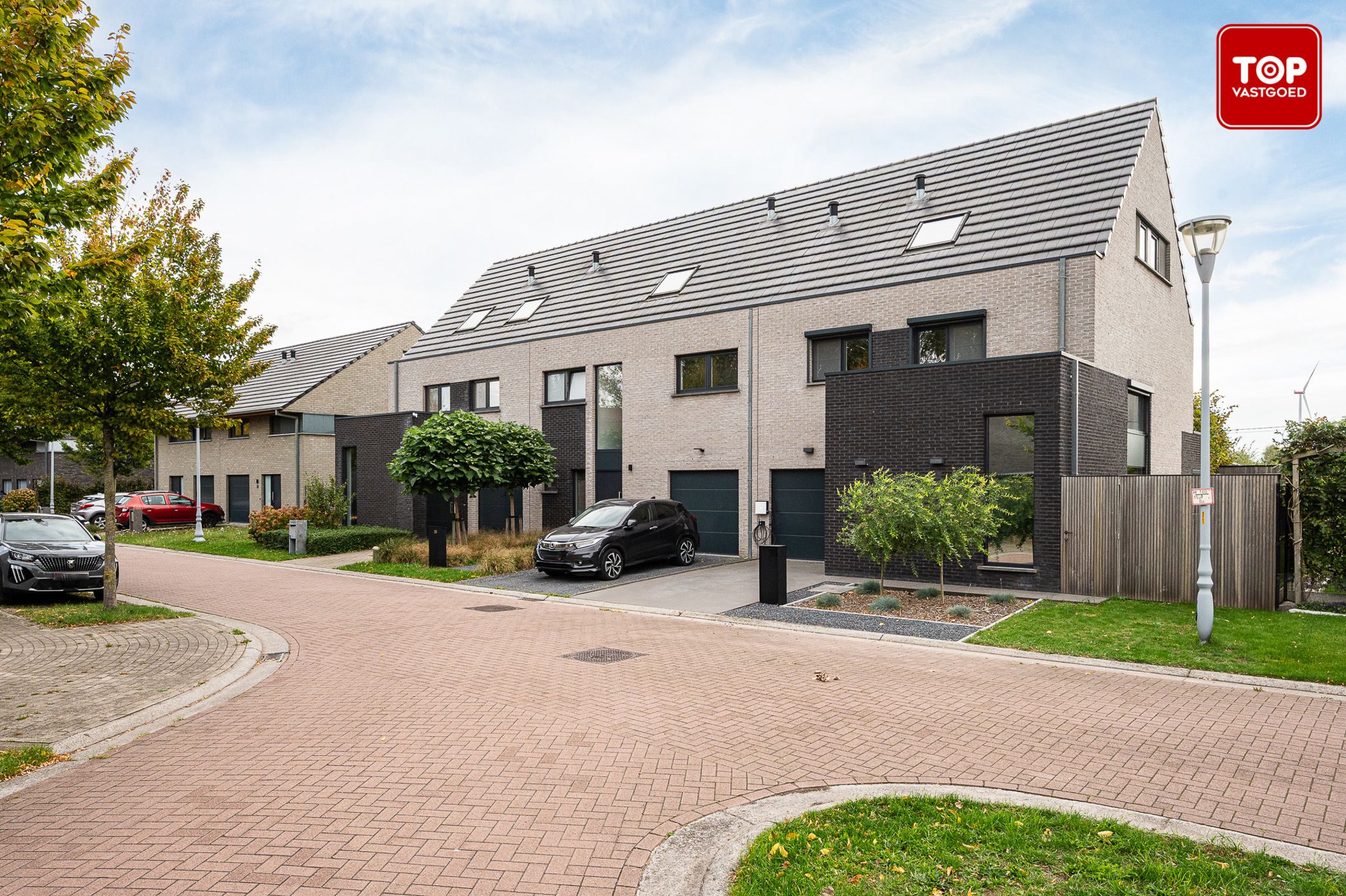 Instapklare woning (2016)  met 4 slaapkamers en tuin in residentiële wijk foto {{pictureIndex}}
