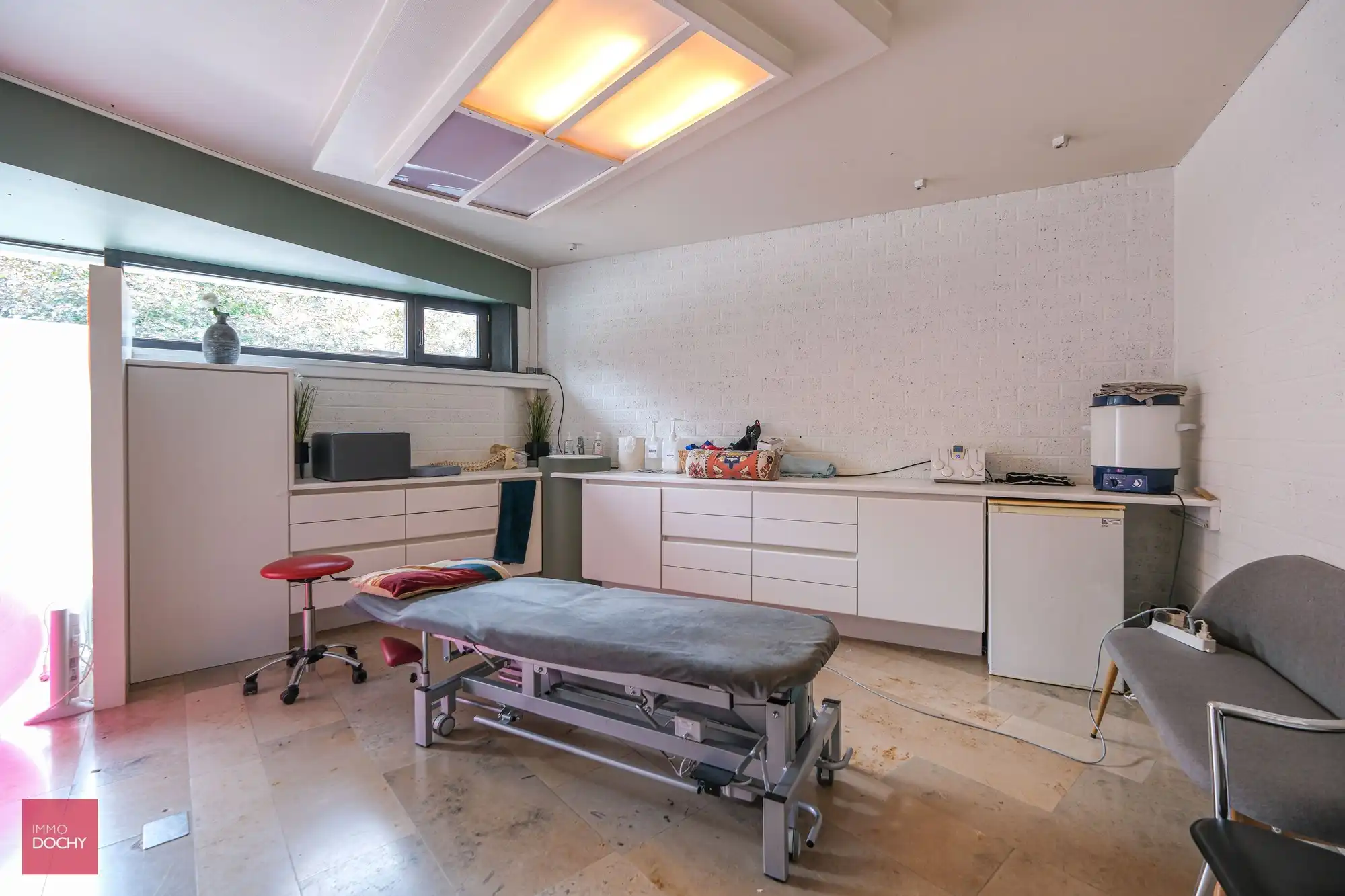 Ruime (groeps)praktijk of kantoor met woning foto 7