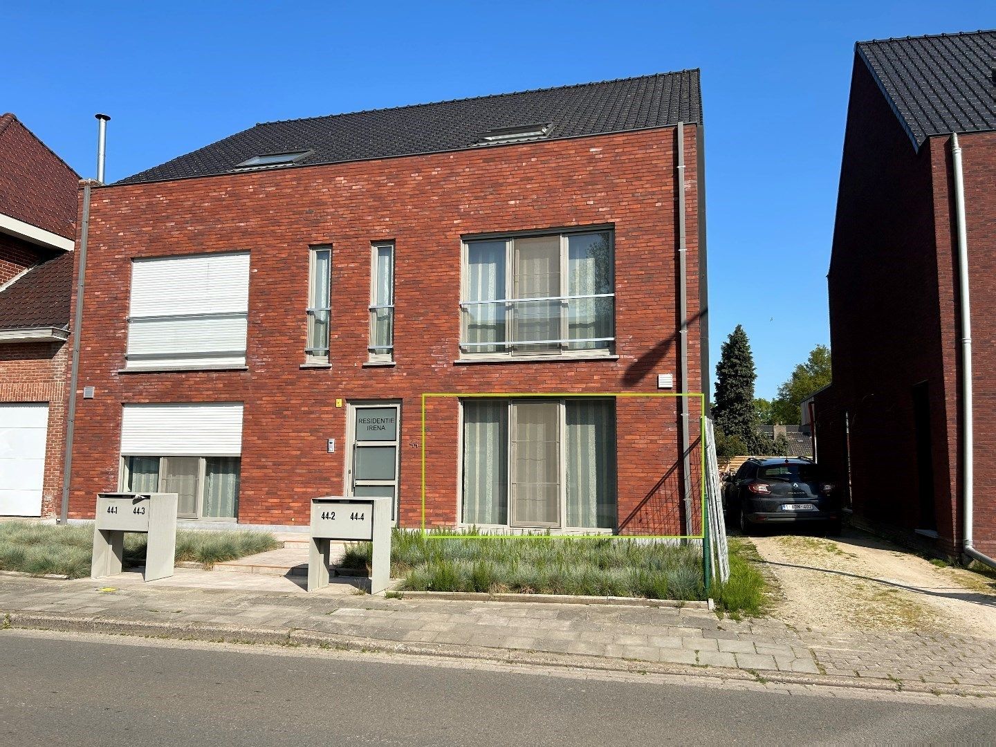 GELIJKVLOERS APPARTEMENT VOORZIEN VAN ALLE COMFORT IN HARTJE AARSELE foto {{pictureIndex}}