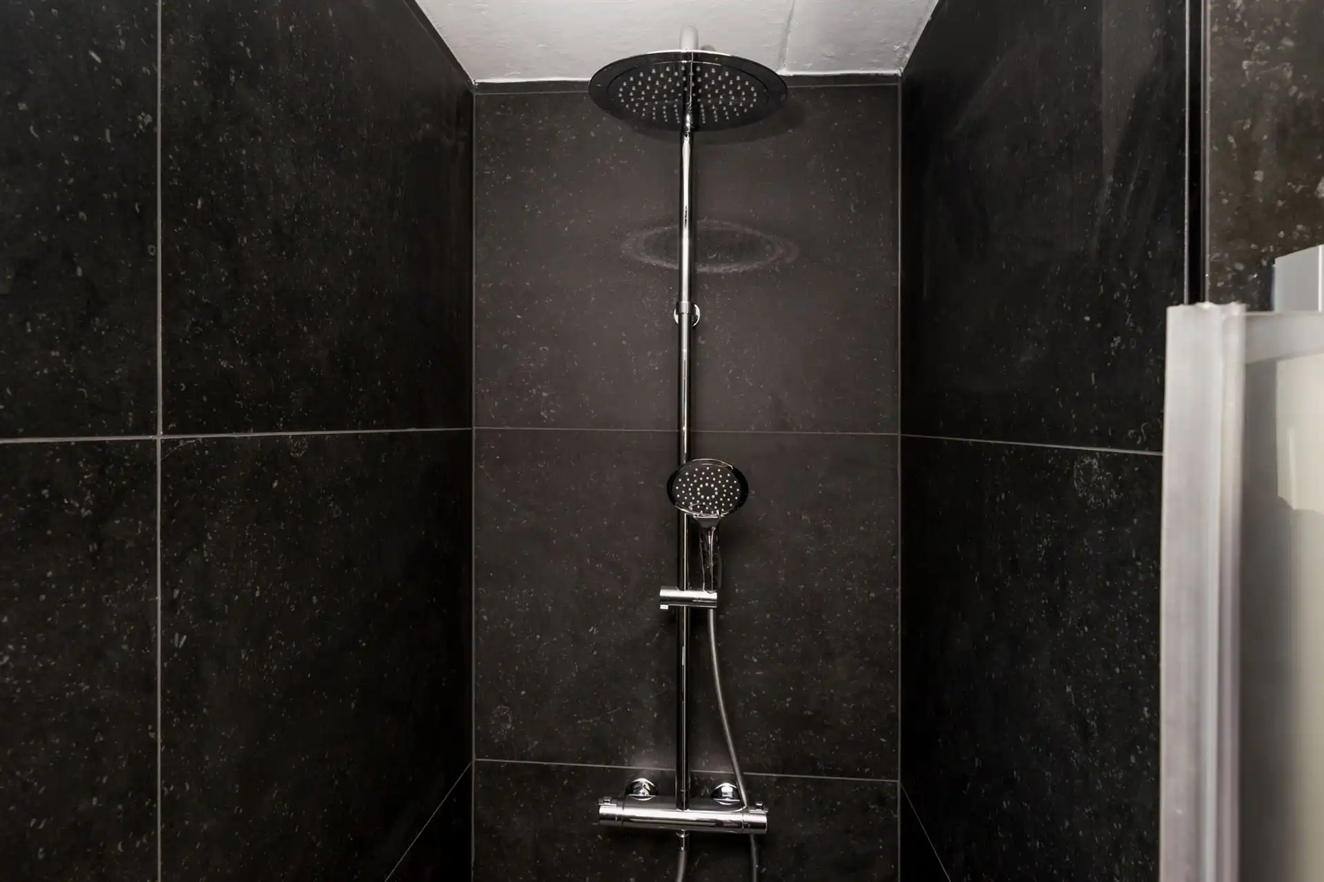 Ruime villa met 6 slaapkamers, zonnige tuin, 2 garages en oprit in rustige woonwijk te Lier foto 11