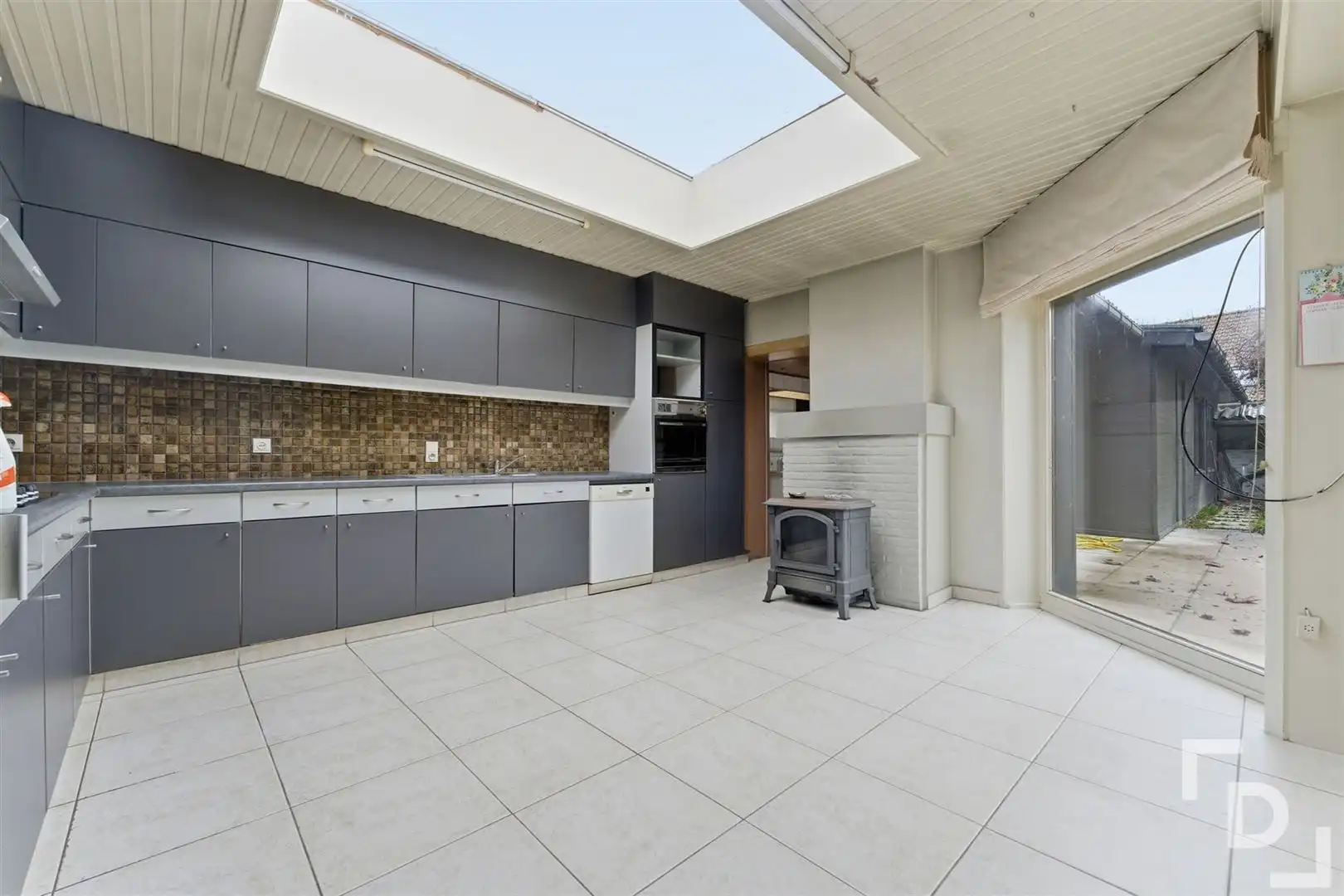 Te renoveren woning met inpandige garage in centrum Watou foto 12