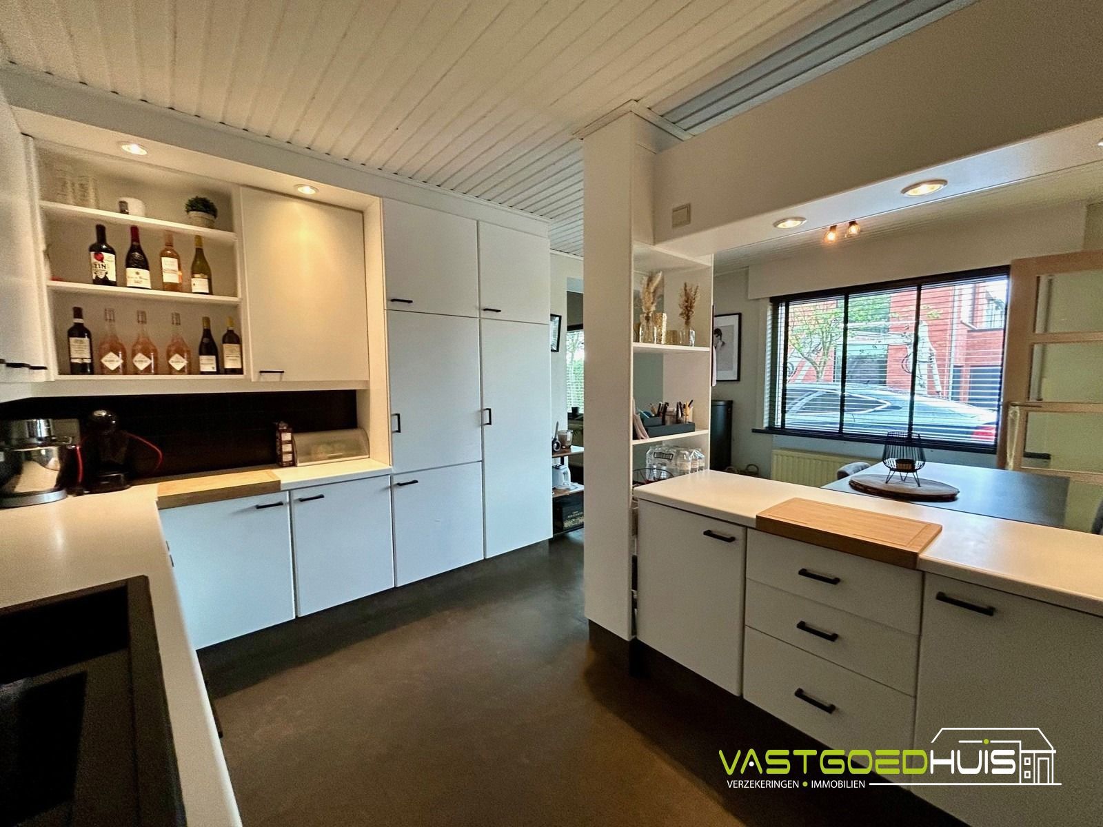 Hedendaagse gezinswoning met tuin en loods foto 11