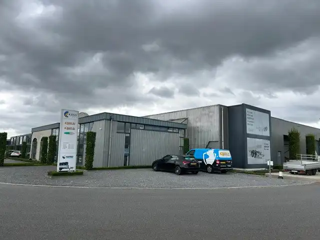 BEDRIJFSPAND MET SHOWROOM EN KANTOREN foto 5