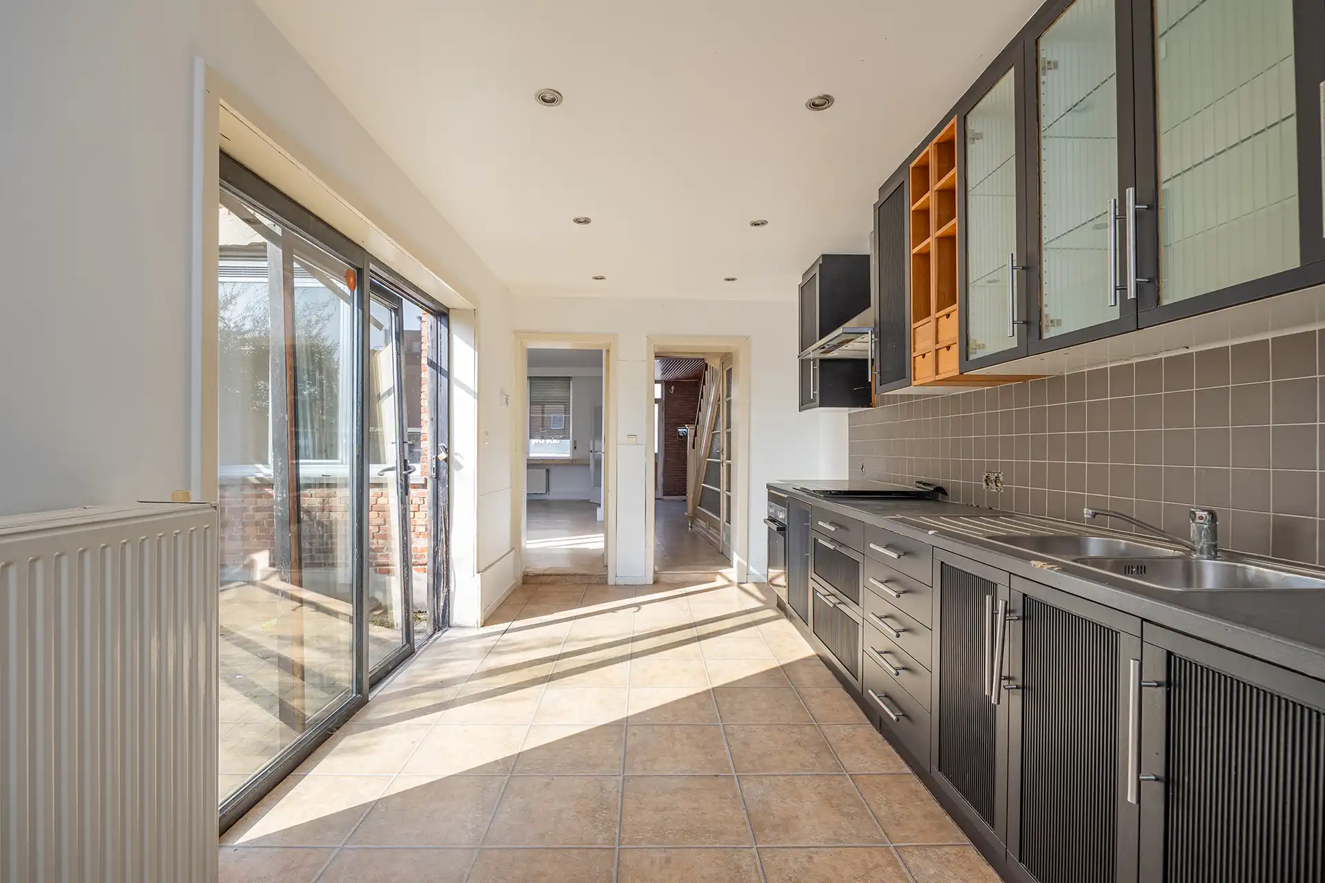 Volledig te renoveren woning met 3 slaapkamers en grote tuin foto 8