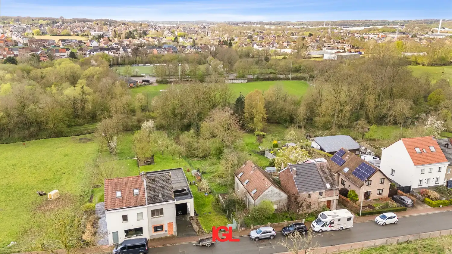 Hoofdfoto van de publicatie: Te renoveren woning met grote tuin