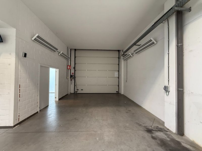 Modern bedrijfsgebouw met magazijn en kantoren foto 6