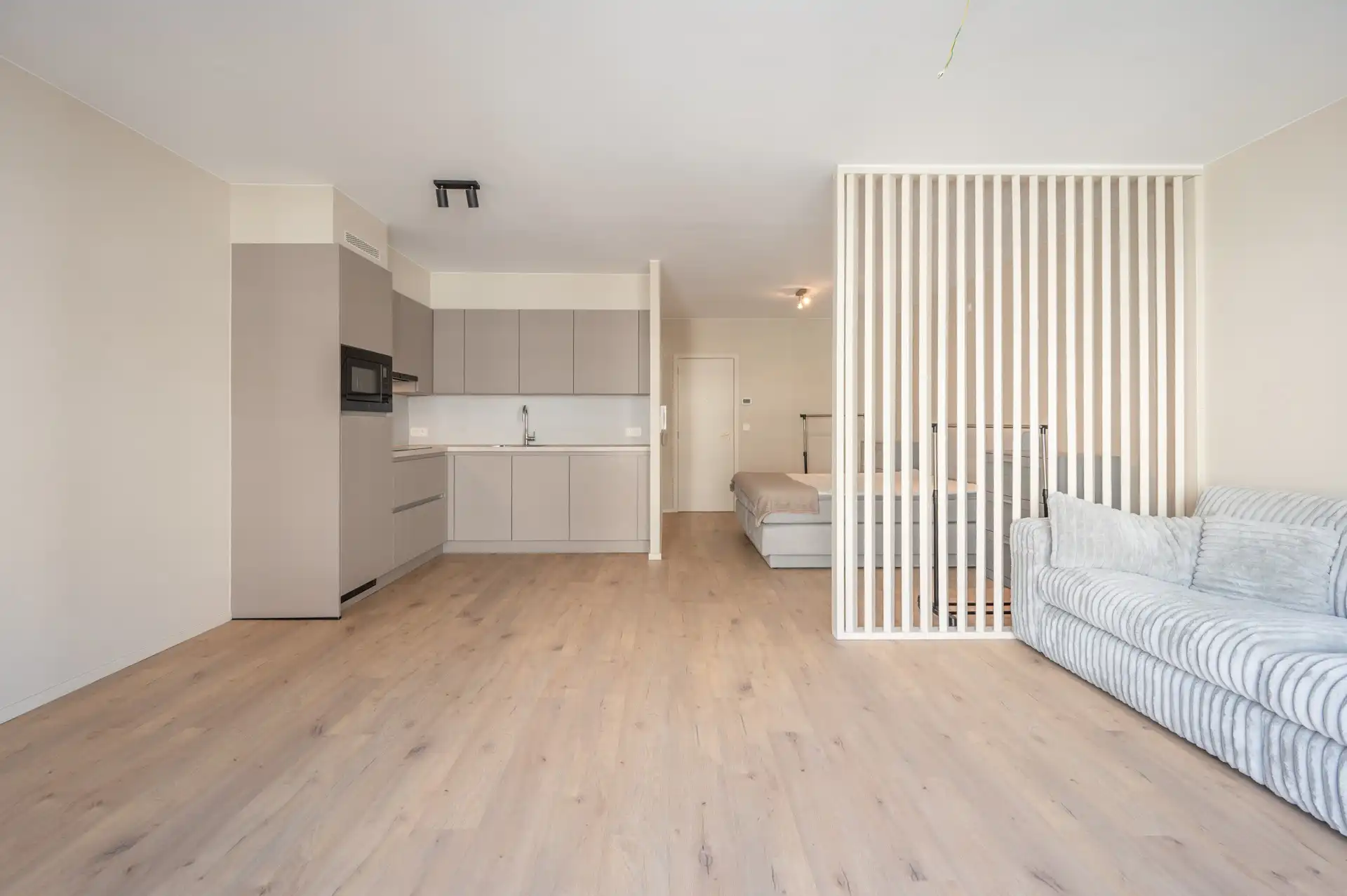 Ongemeubeld: vernieuwde studio op de Lippenslaan! foto 2