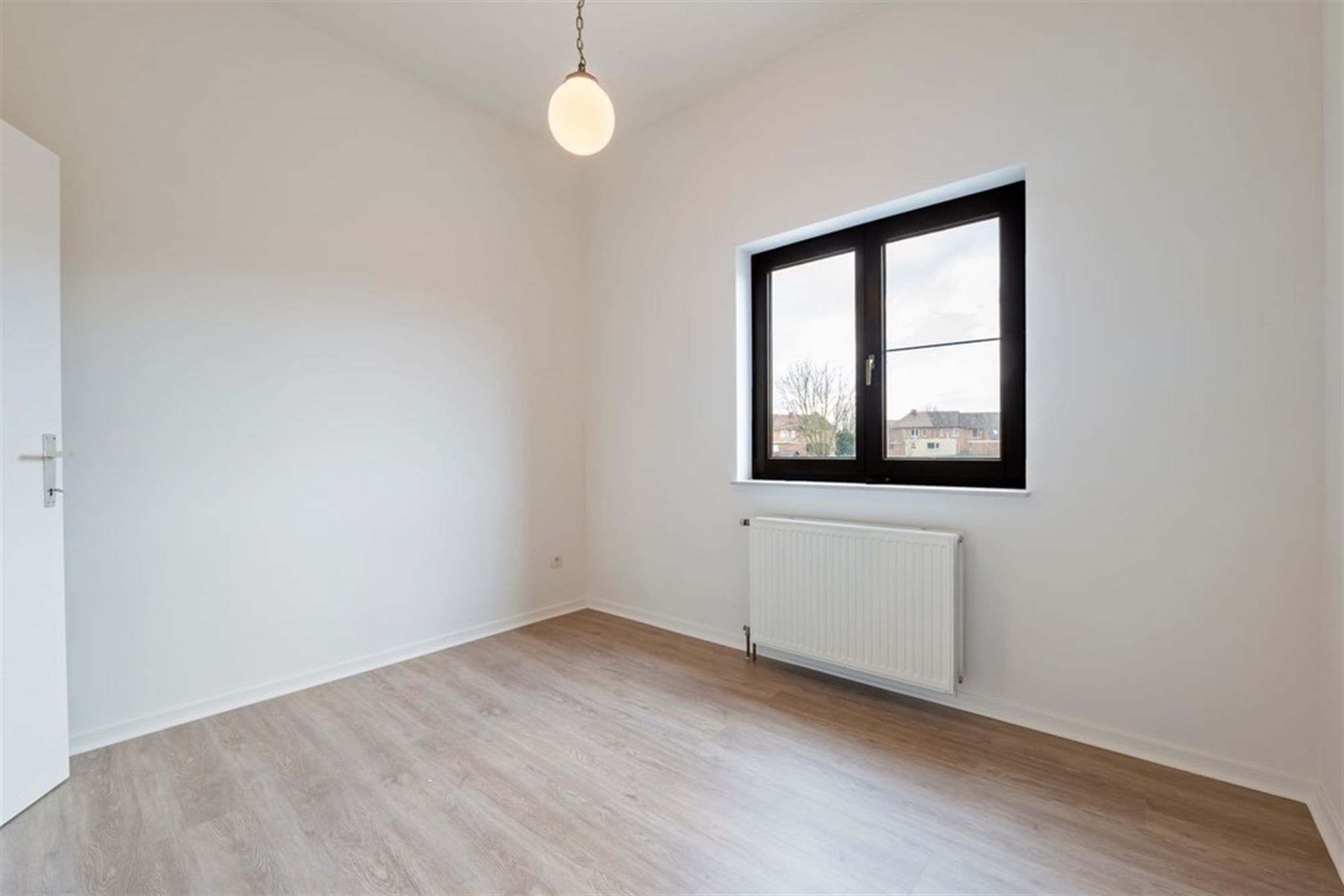 RUIM GELIJKVLOERS APPARTEMENT MET 3 SLKS EN EEN STAANPLAATS OP WANDELAFSTAND VAN HET CENTRUM VAN SINT-TRUIDEN  foto 22