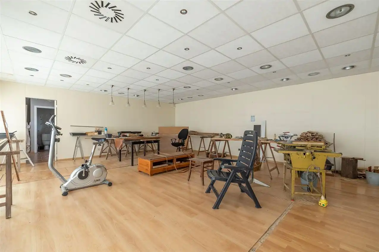 Handspand met ruime woonst en magazijn foto 7