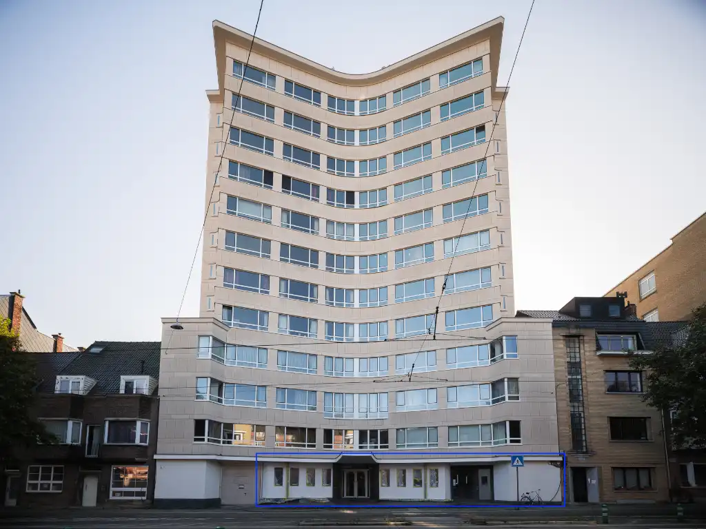 Handelsruimte met groot volume op wandelatsand van het station Gent-Sint-Pieters foto {{pictureIndex}}
