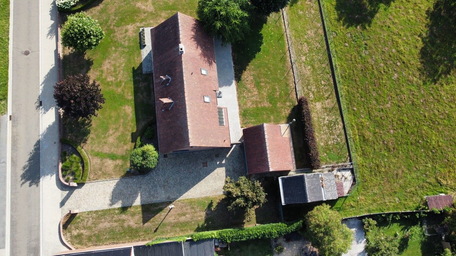 Karaktervol landhuis met bijgebouw op mooi, breed perceel met een opp. van 30a32ca foto 5