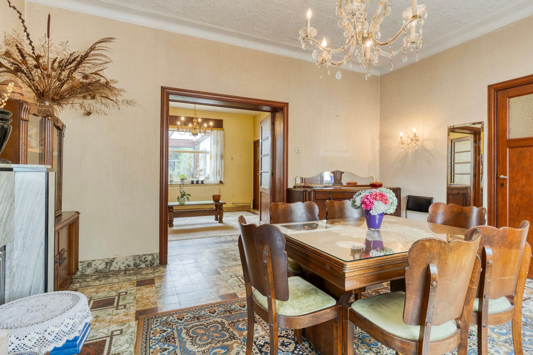 Ruime te renoveren woning met opslagplaats in hartje Gooik foto 4