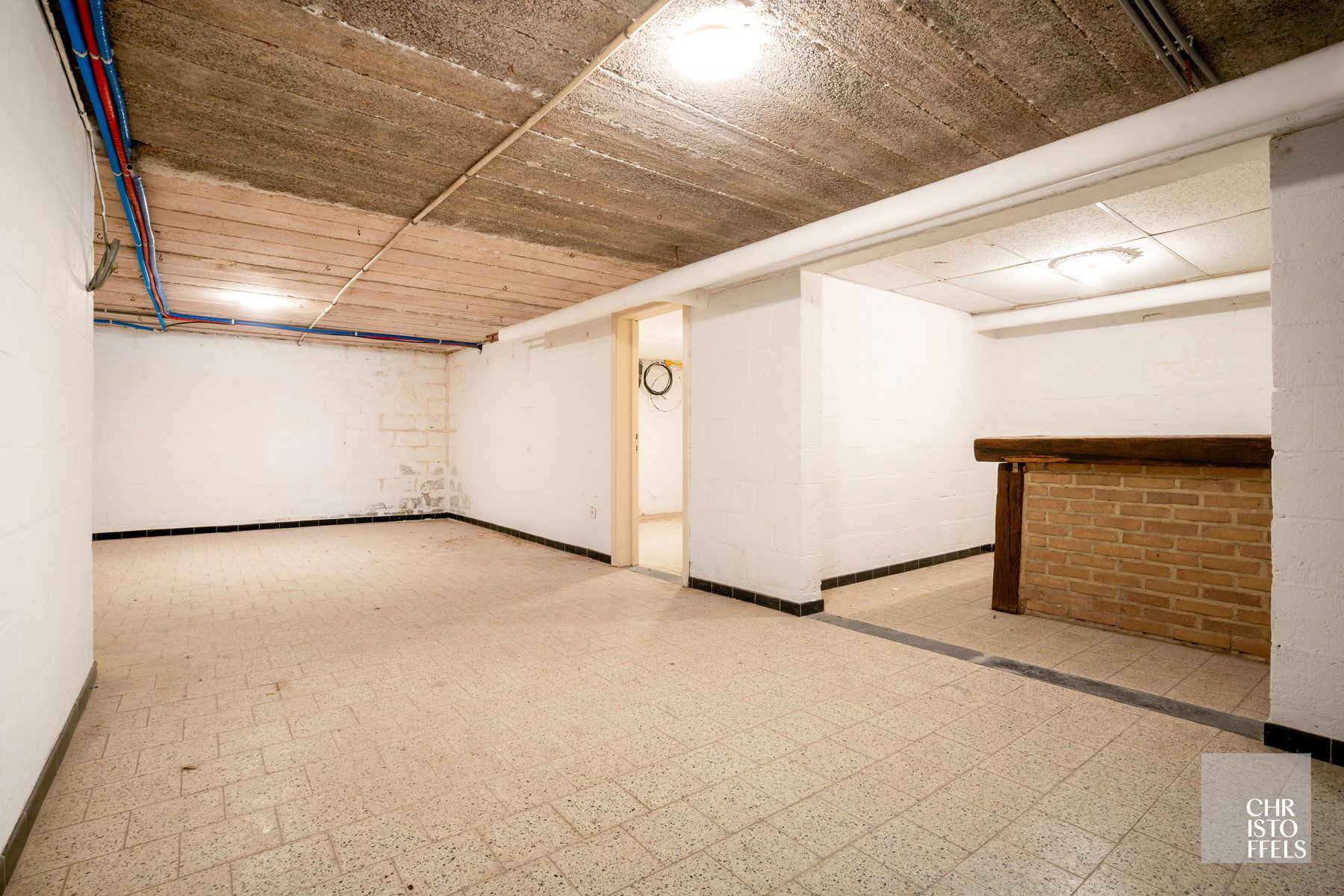 Deels gerenoveerde laagbouwvilla, residentieel gelegen in de bossen op een uitgestrekt perceel van 3.981m² foto 22