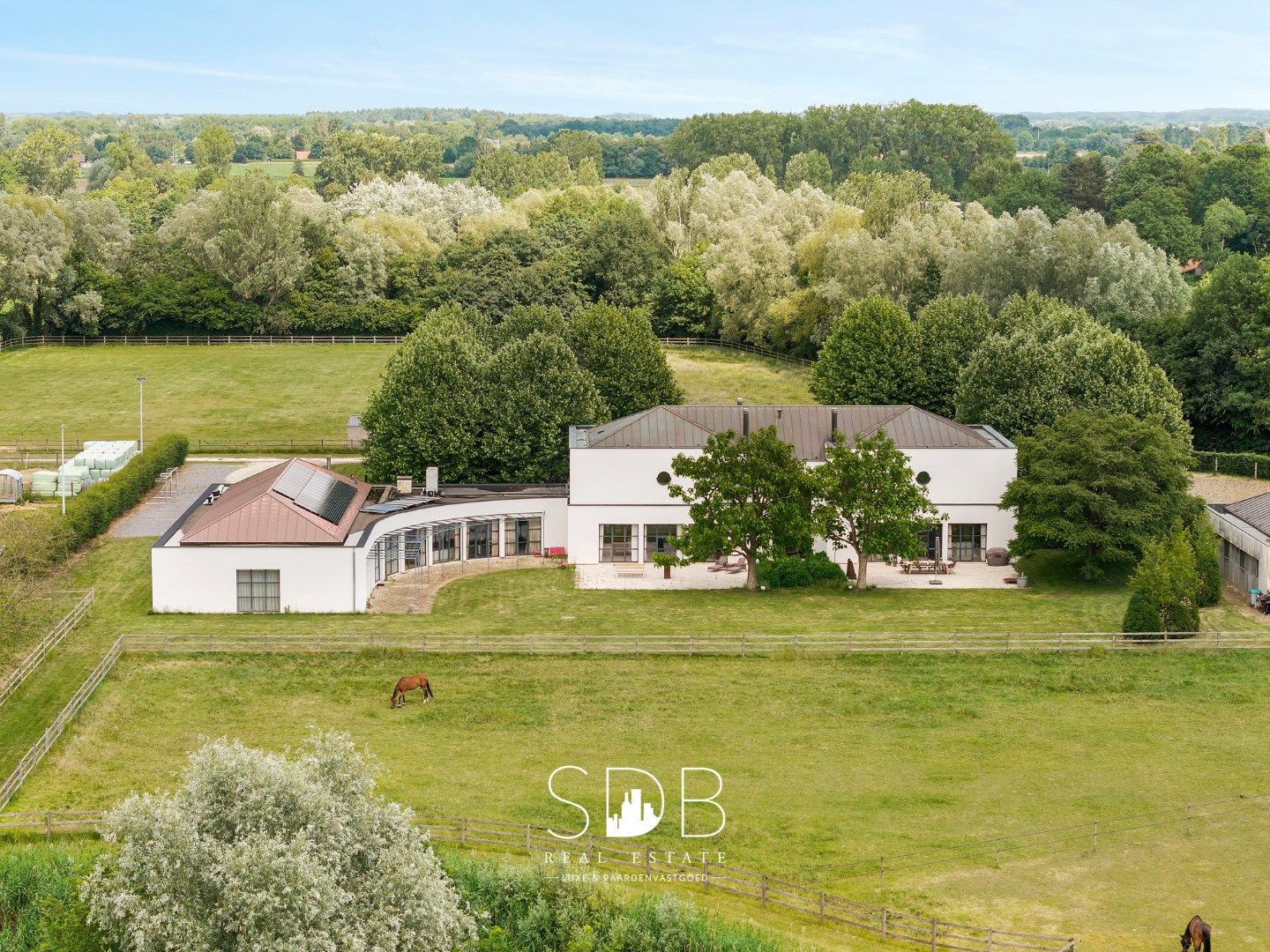 Prachtige villa met hippische accommodatie en graslanden op +/- 23 ha foto 2