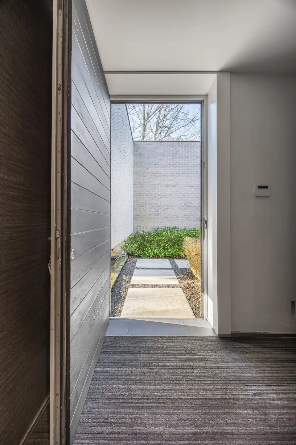 Luxueuze moderne villa met zwemvijver omringd door groen foto 4