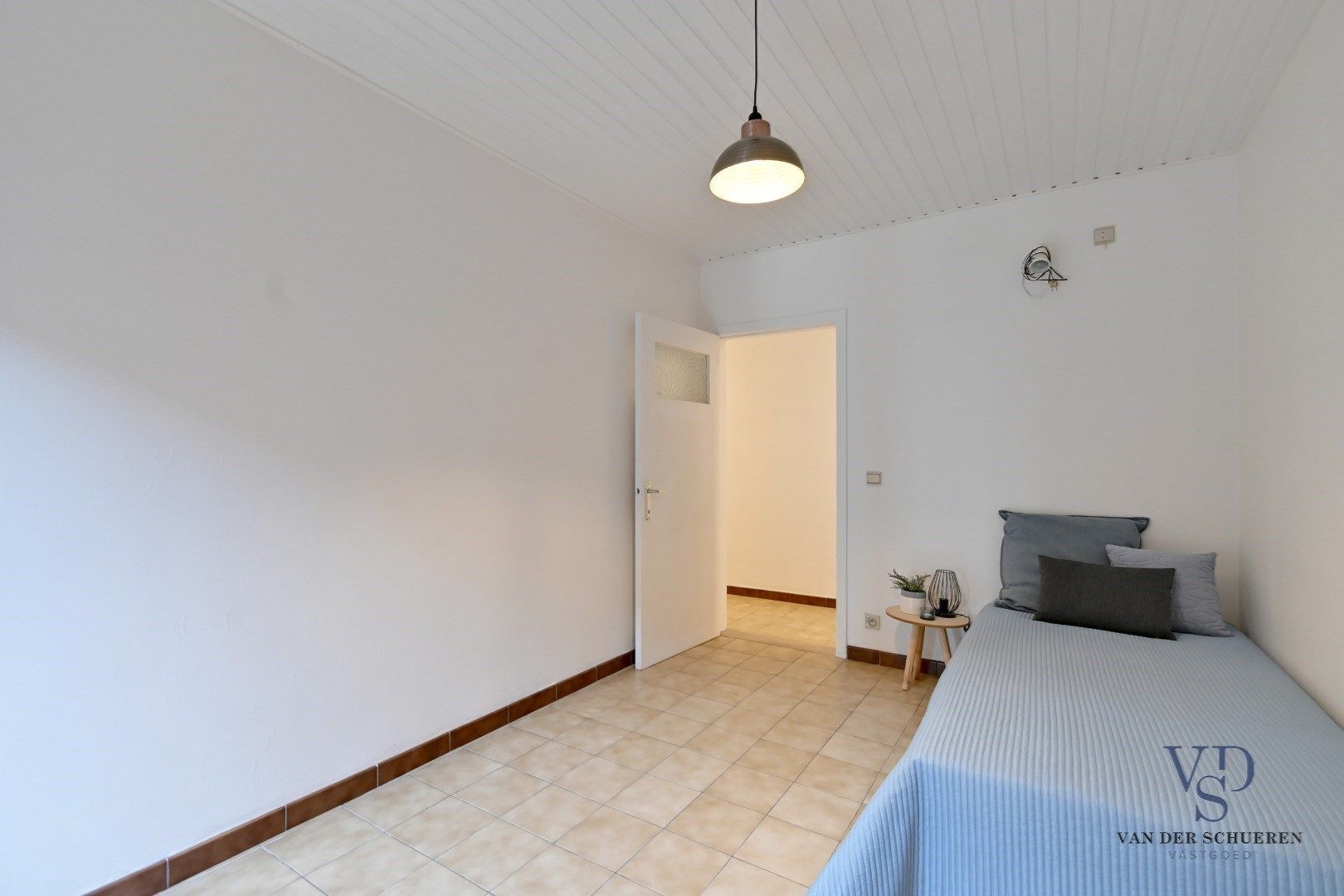Ruime bungalow met bijgebouwen in Meilegem. foto 10