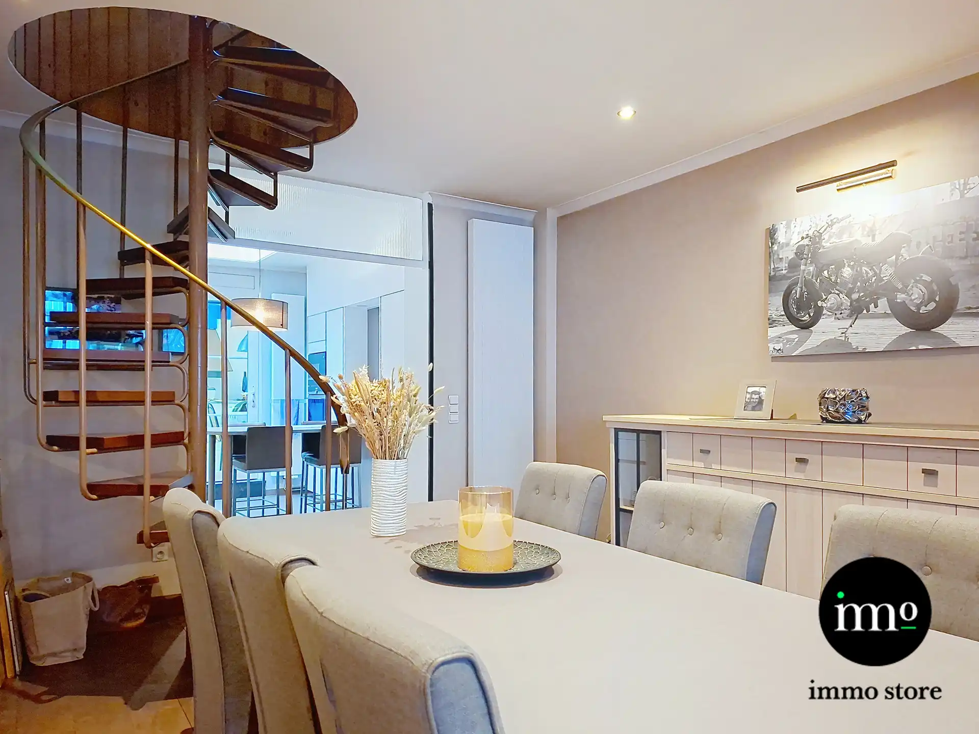 Uitzonderlijk ruime woning met atelier en garage foto 5