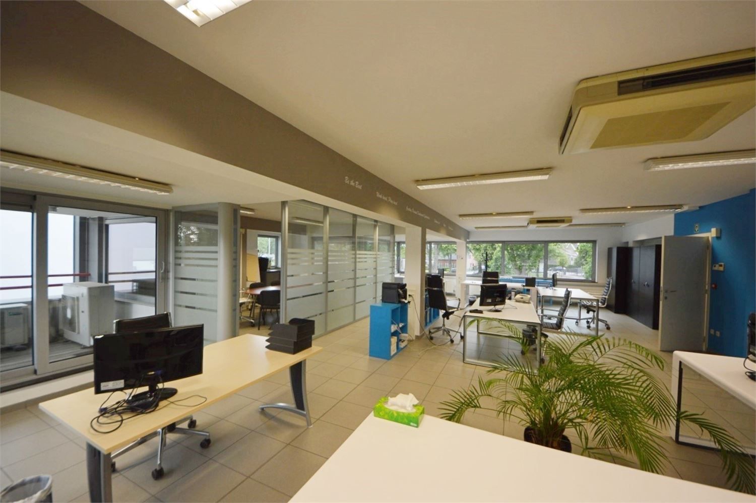 INSTAPKLAAR KANTOOR MET 6 PRIVE PARKEERPLAATSEN NABIJ E40 KAREELSTRAAT foto 19