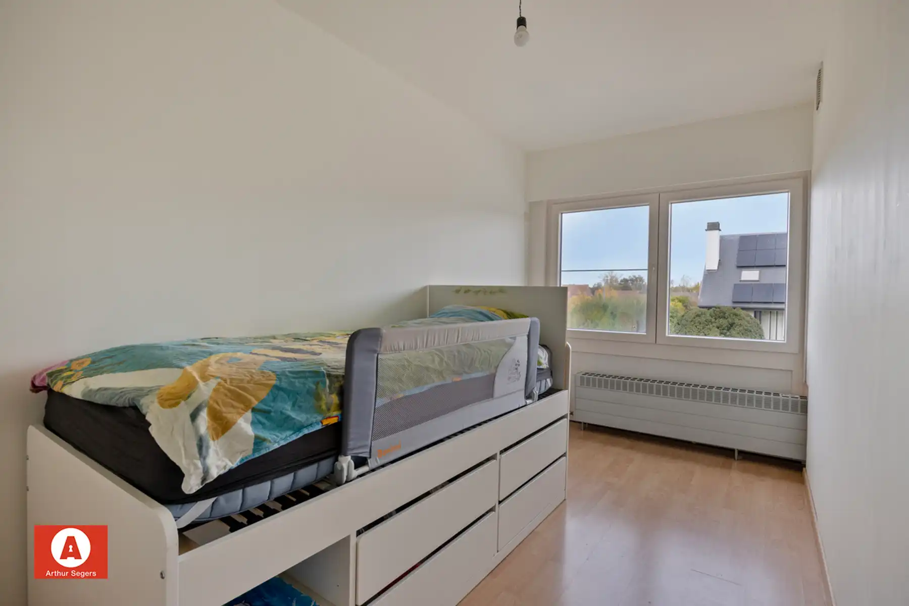 Halfopen woning in doodlopende, rustige straat foto 18