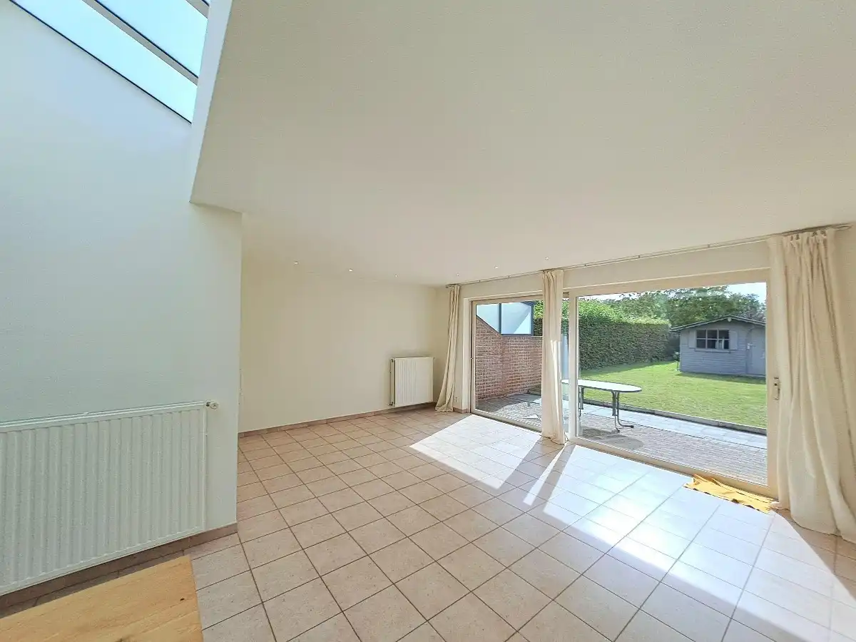 Lichtrijk gelijkvoers appartement met tuin en 2 slaapkamers en garage foto 6