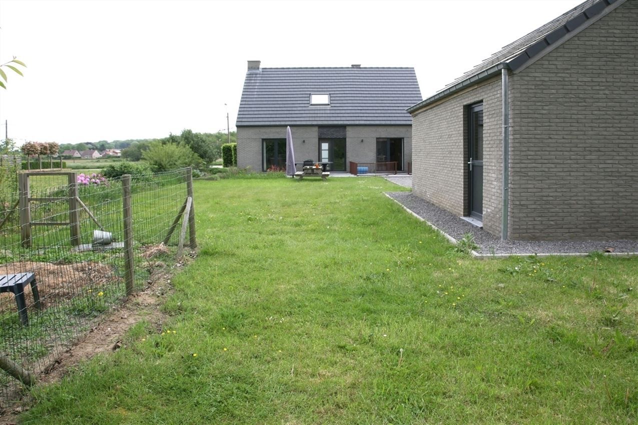 Moderne ruime woning met grote tuin foto 2