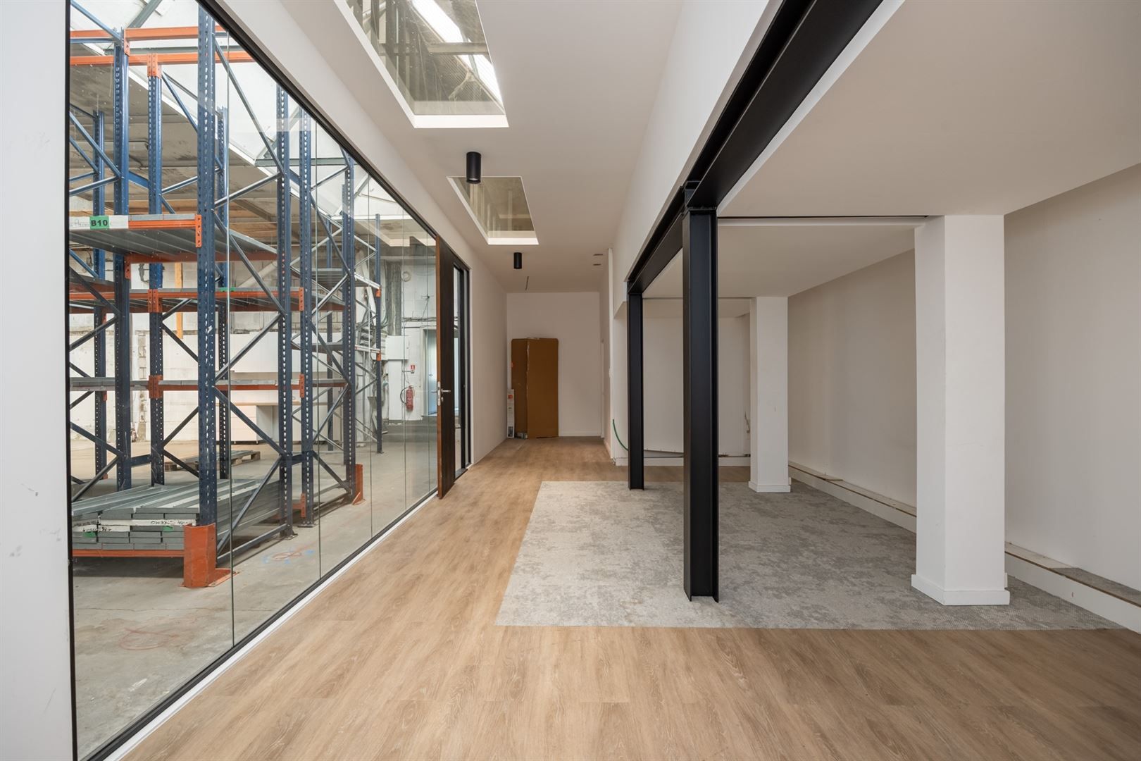 Kantoorgebouw met magazijnen op toplocatie foto 10