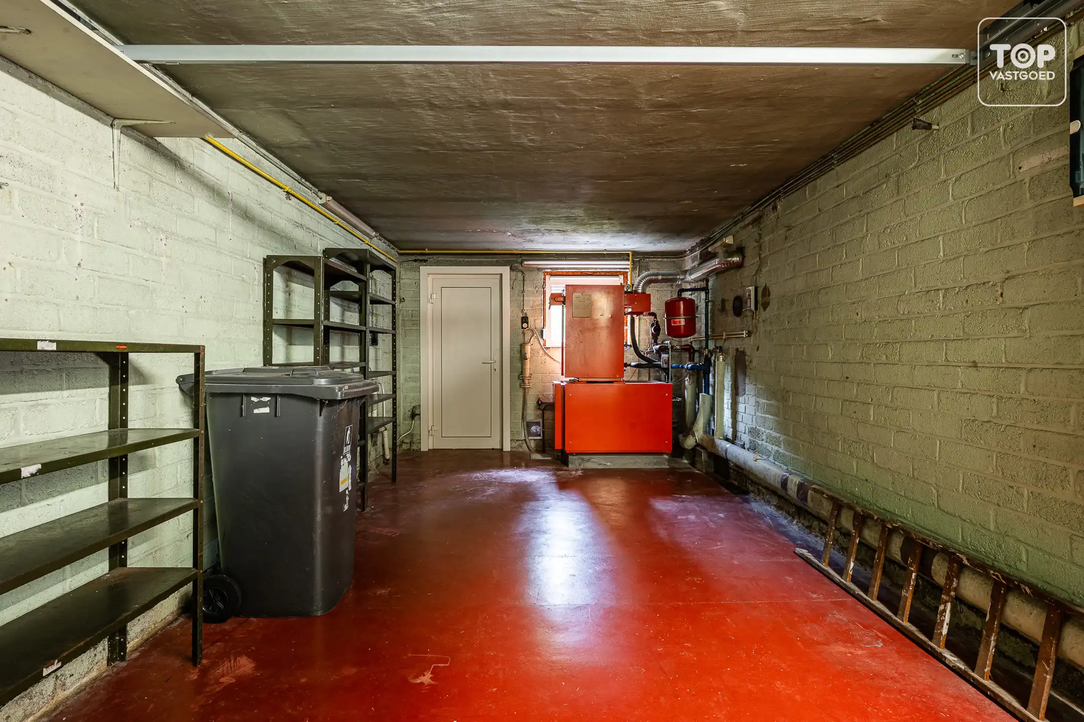 Ruime te renoveren woning met 4 slaapkamers op toplocatie foto 22
