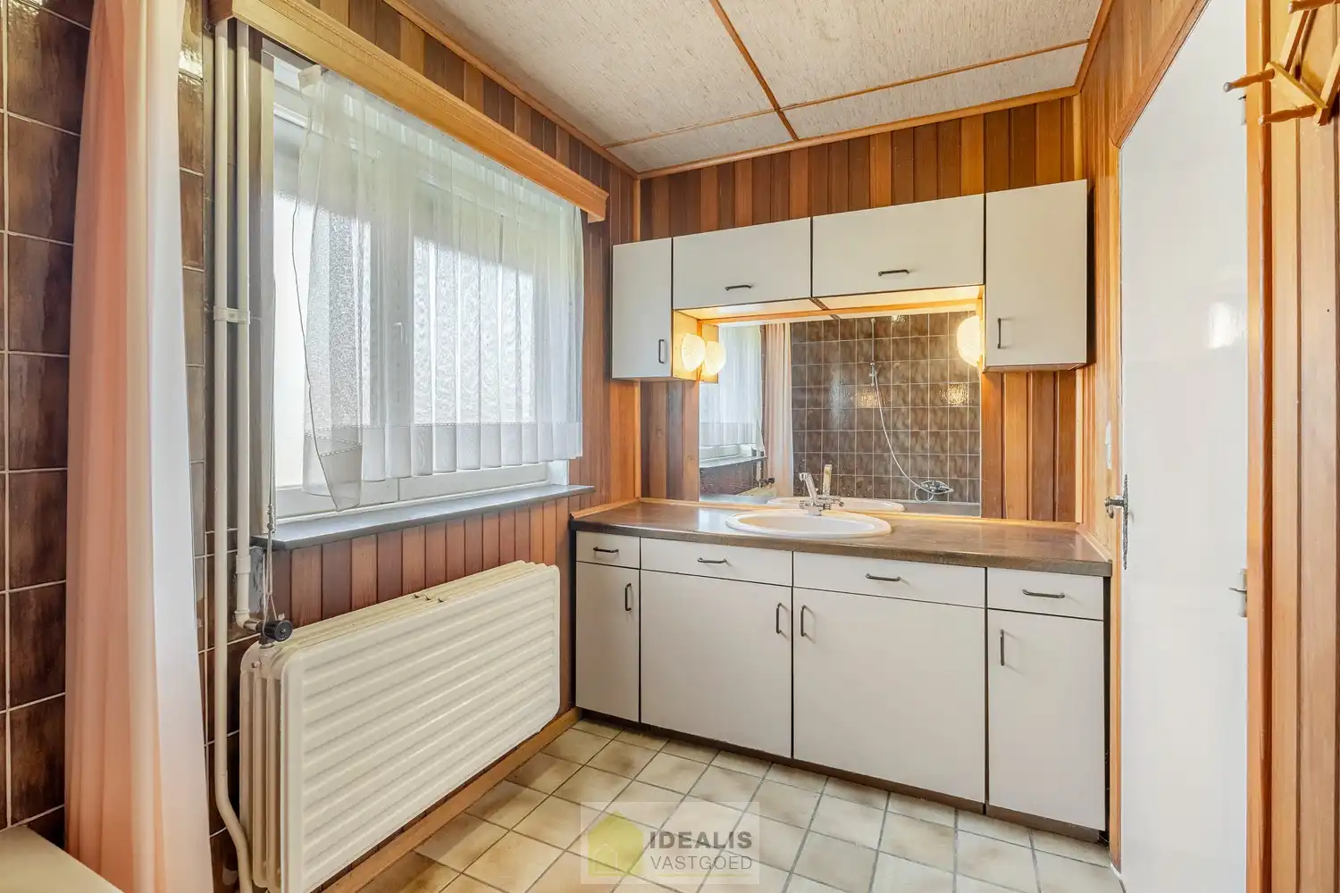 IDEALIS VASTGOED - Aangename vrijstaande woning op toplocatie te Boseind, Pelt. Deze woning omvat maar liefst +-149m² netto bewoonbare oppervlakte op een perceel van 6a 35ca met een ruime woonkamer met aansluitend uitgeruste keuken, maar liefst 3 slaapkamers of 2 slaapkamers met ruime dressing, badkamer, wasplaats, veranda en zeer ruime garage vlakbij de dorpskern van Boseind, Pelt! Uiterst geschikt voor kandidaten op zoek naar een naar eigen wens te renoveren betaalbare woning. foto 11