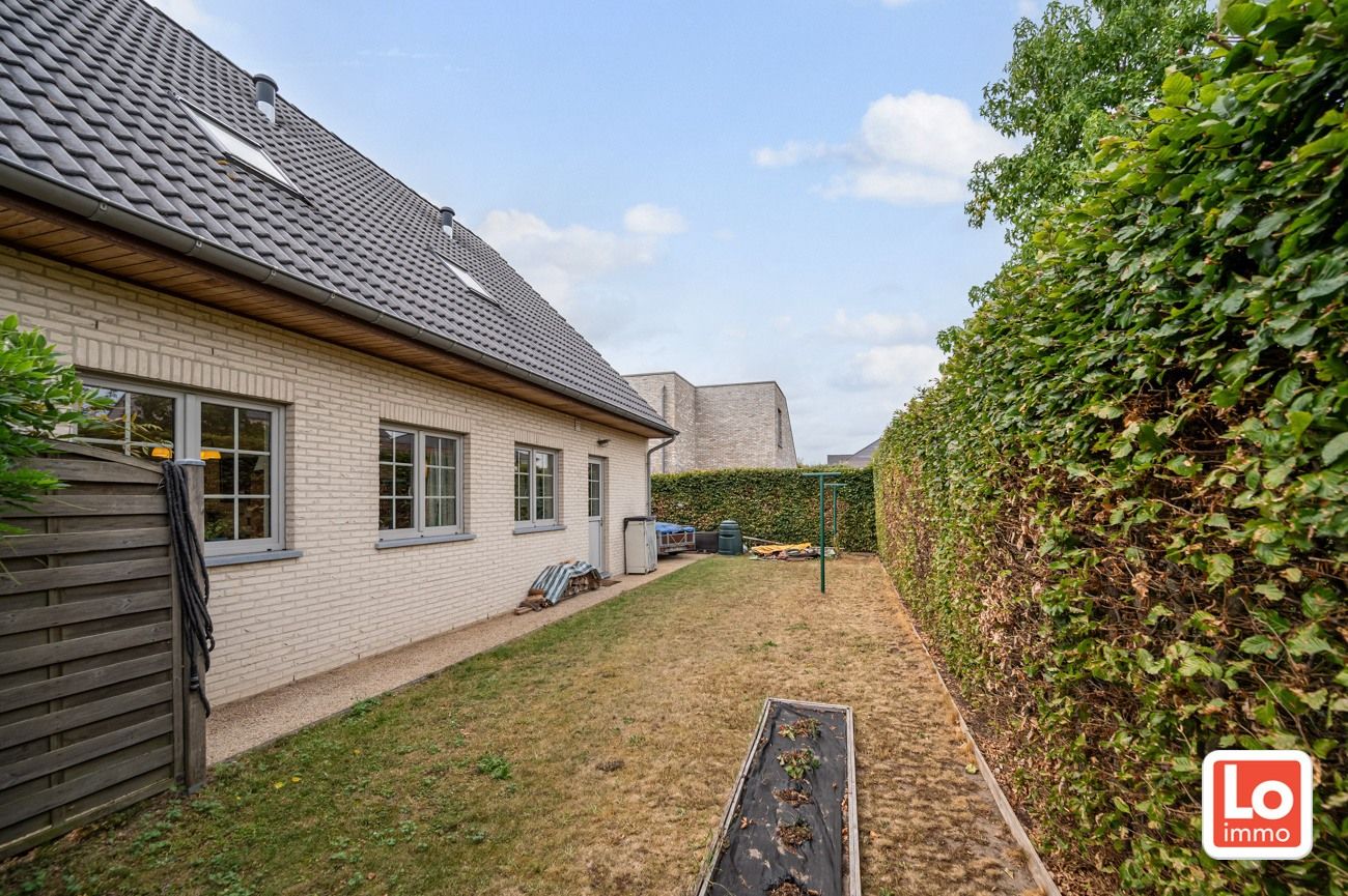 Degelijke, ruime en lichtrijke open woning met inpandige garage op een rustige locatie en toch vlakbij  het centrum van het bruisende Lochristi! foto 25