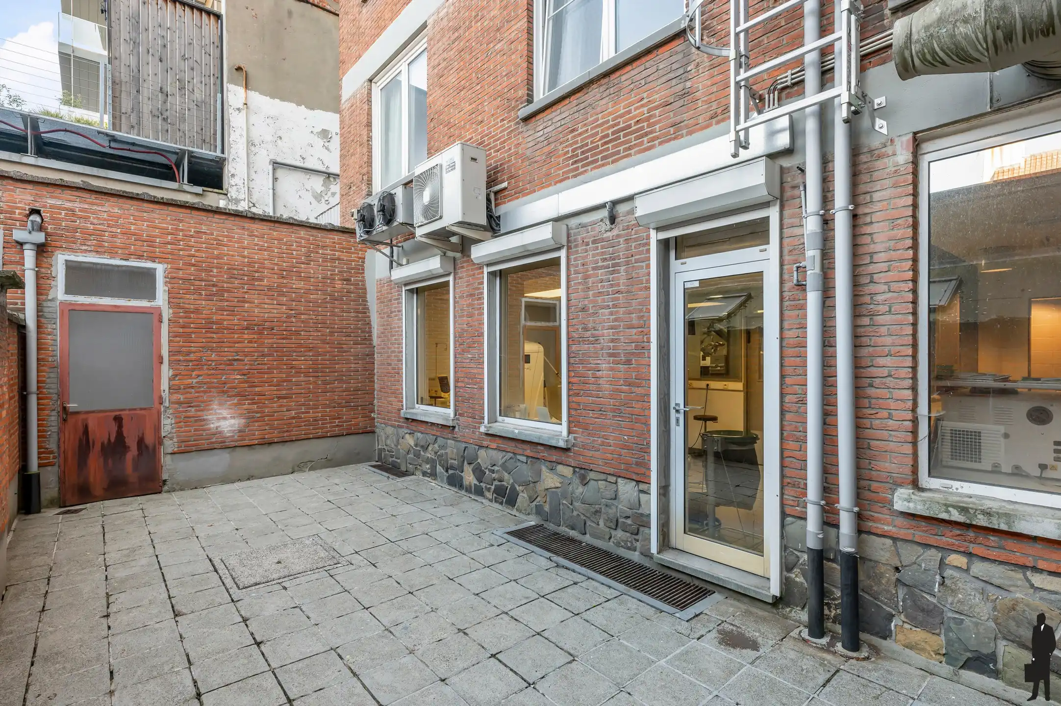 Goed onderhouden praktijk  met mogelijkheid tot parkeren. foto 19