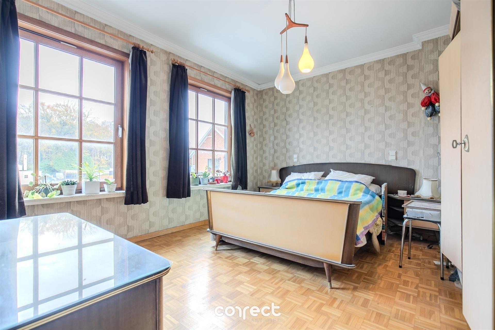 Centraal gelegen burgerwoning met garage, groot bijgebouw en ruime tuin. foto 9