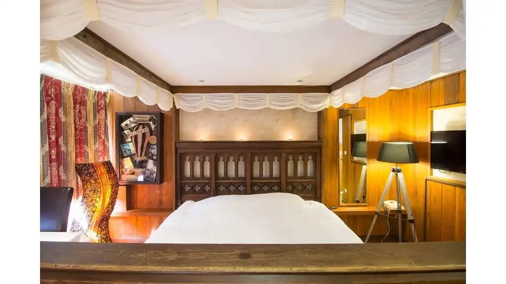 Charmehotel met 10 kamers te koop in Oudenburg foto 6