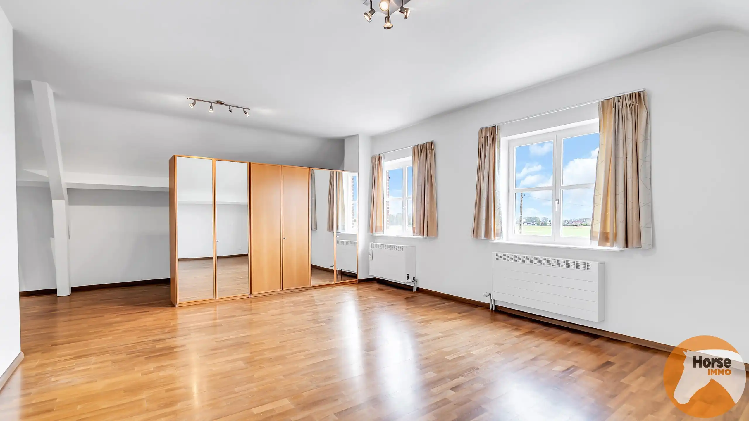 MEISE  – Landelijke woning met 3 loodsen op prachtig perceel foto 18