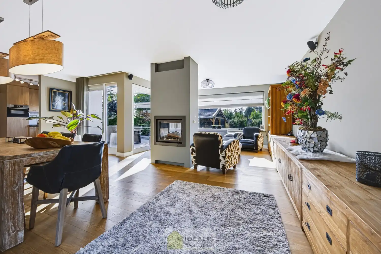 IDEALIS VASTGOED – EEN HUIS OM VERLIEFD OP TE WORDEN! DEZE PRACHTIGE INSTAPKLARE (LEVENSBESTENDIGE) VILLA MET EEN HEERLIJKE LICHTRIJKE LEEFRUIMTE VOORZIEN VAN EEN OPEN KEUKEN, 5 SLAAPKAMERS, 2 BADKAMERS, EEN PERFECT AANGELEGDE TUIN IN ALLE PRIVACY, UITGERUST MET EEN GOED VOORZIENE BUITENKEUKEN EN BIJGEBOUWEN INGERICHT VOOR WELLNESS (HOT TUB) EN BERGRUIMTE! EEN MUST VISIT VOOR ZIJ OP ZOEK NAAR MOOIE HUIZEN! foto 16