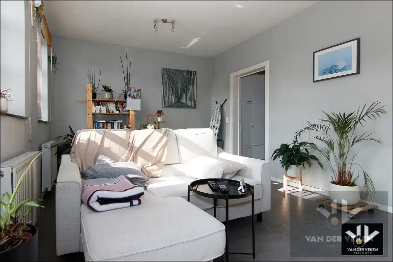 Opbrengsteigendom bestaande uit drie entiteiten: feestzaal/dienstencentrum, kantoorruimte en een duplexappartement kort aan de school en in het centrum van Paal, op een steenworp van het op- en afrittencomplex van de autosnelweg E313! foto 4