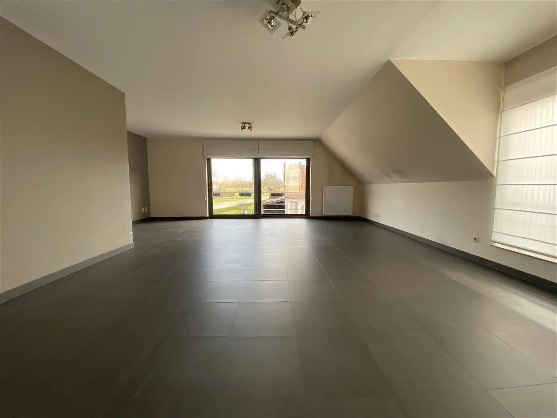 Gunstig gelegen dakappartement met autostaanplaats. foto 2