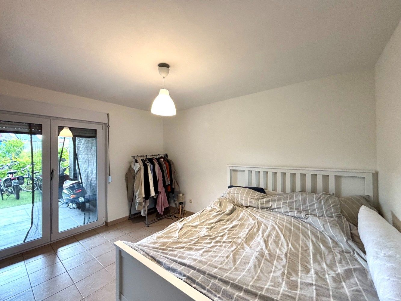 Instapklaar gelijkvloers appartement met aparte ingang, tuin en 2 staanplaatsen te Emblem! foto 11