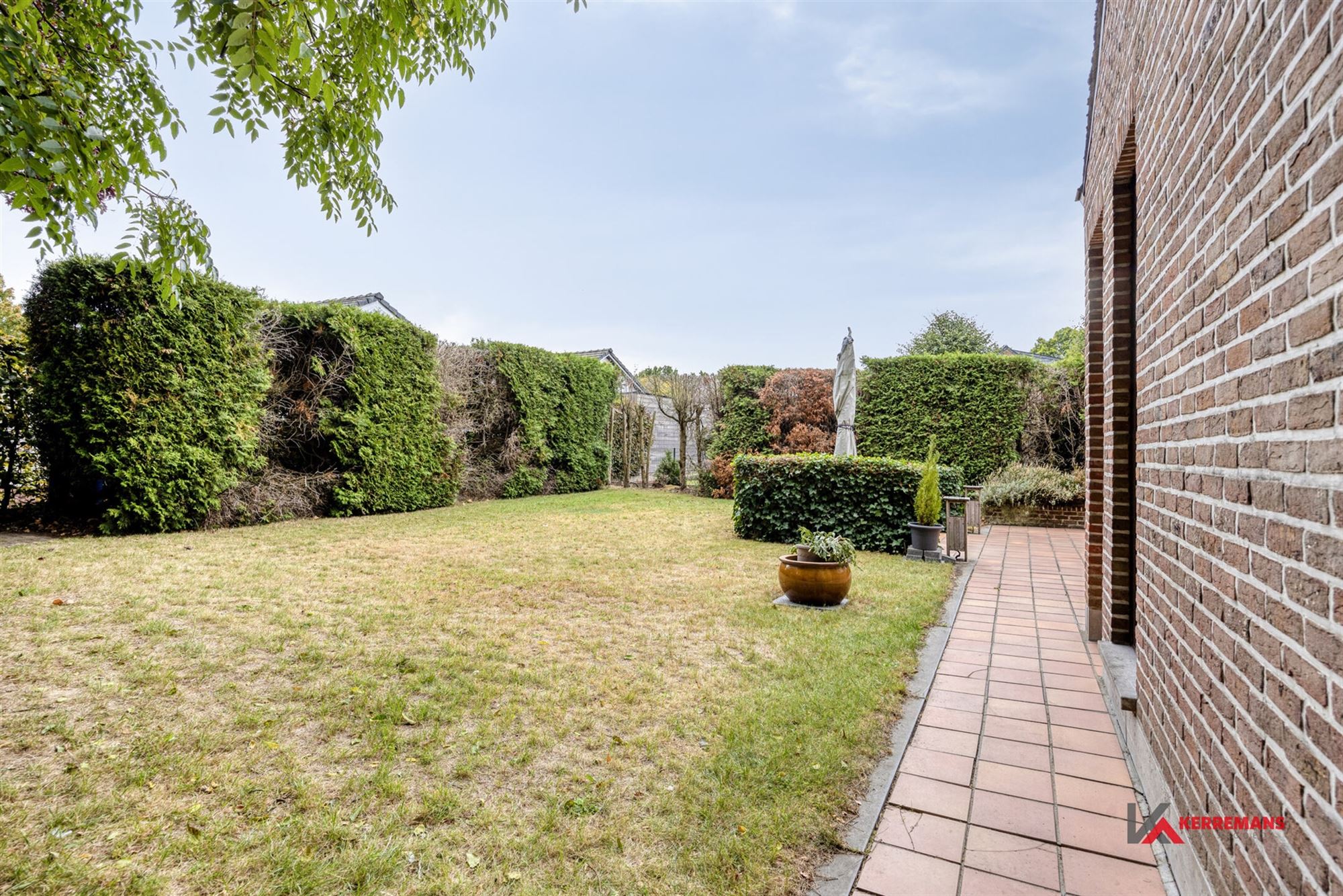 Laagbouwwoning met 3 slaapkamers, garage en tuin.  foto 25