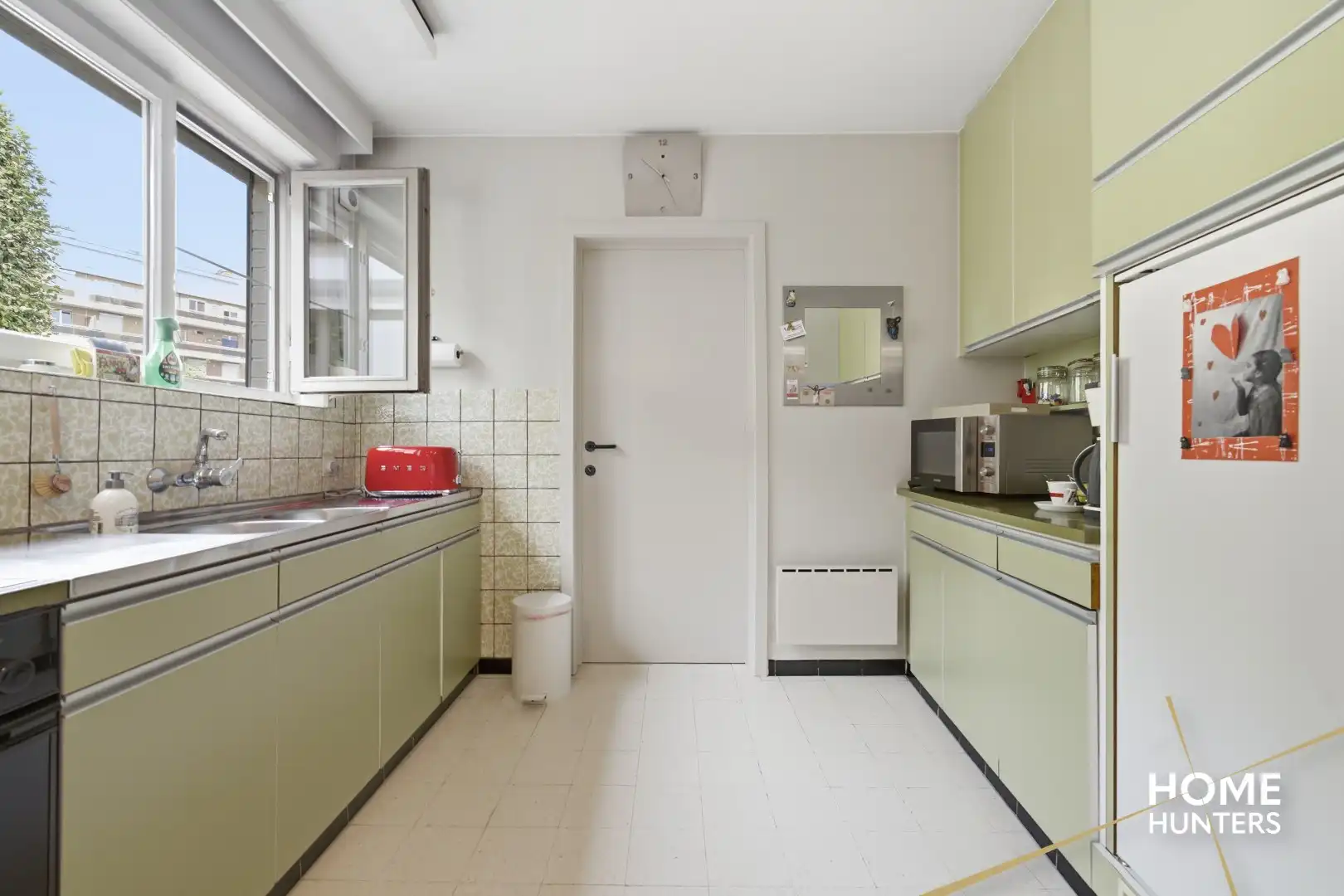 Veelzijdige woning met handelsruimte, 4 slaapkamers, grote garage en zonnige tuin op 497 m² foto 10