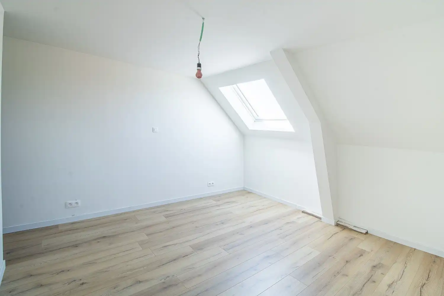 Volledig vernieuwde woning met gloednieuwe aanbouw met 3 slaapkamers, diepe oprit en tuin foto 16